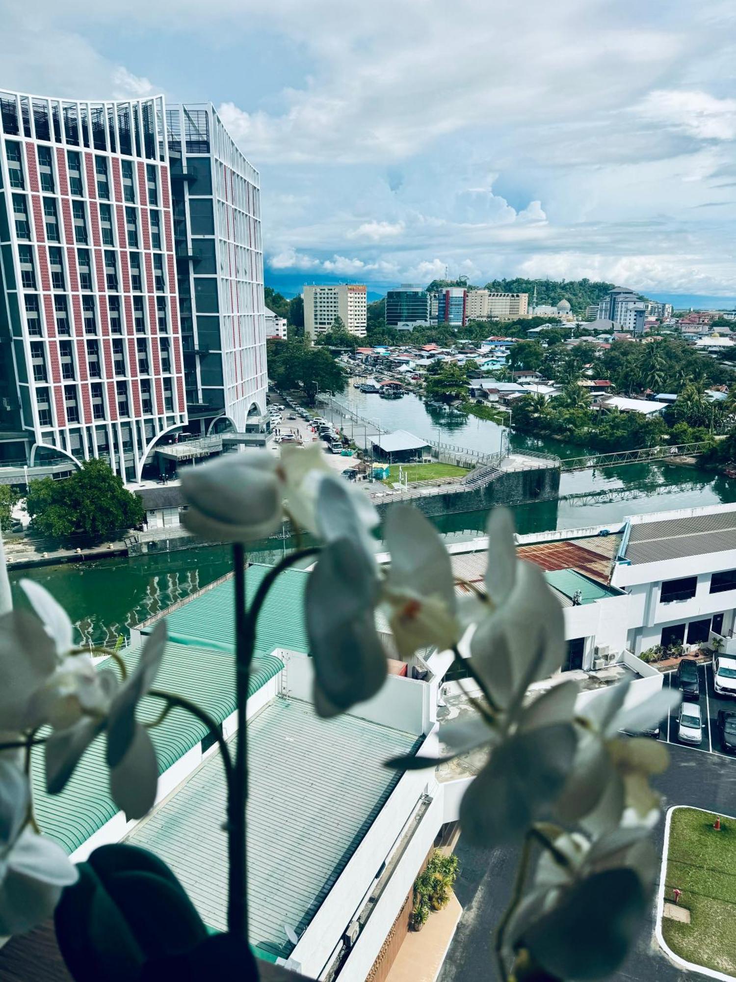 Riverside Opulent Nights At Sky Hotel 亞庇 外观 照片