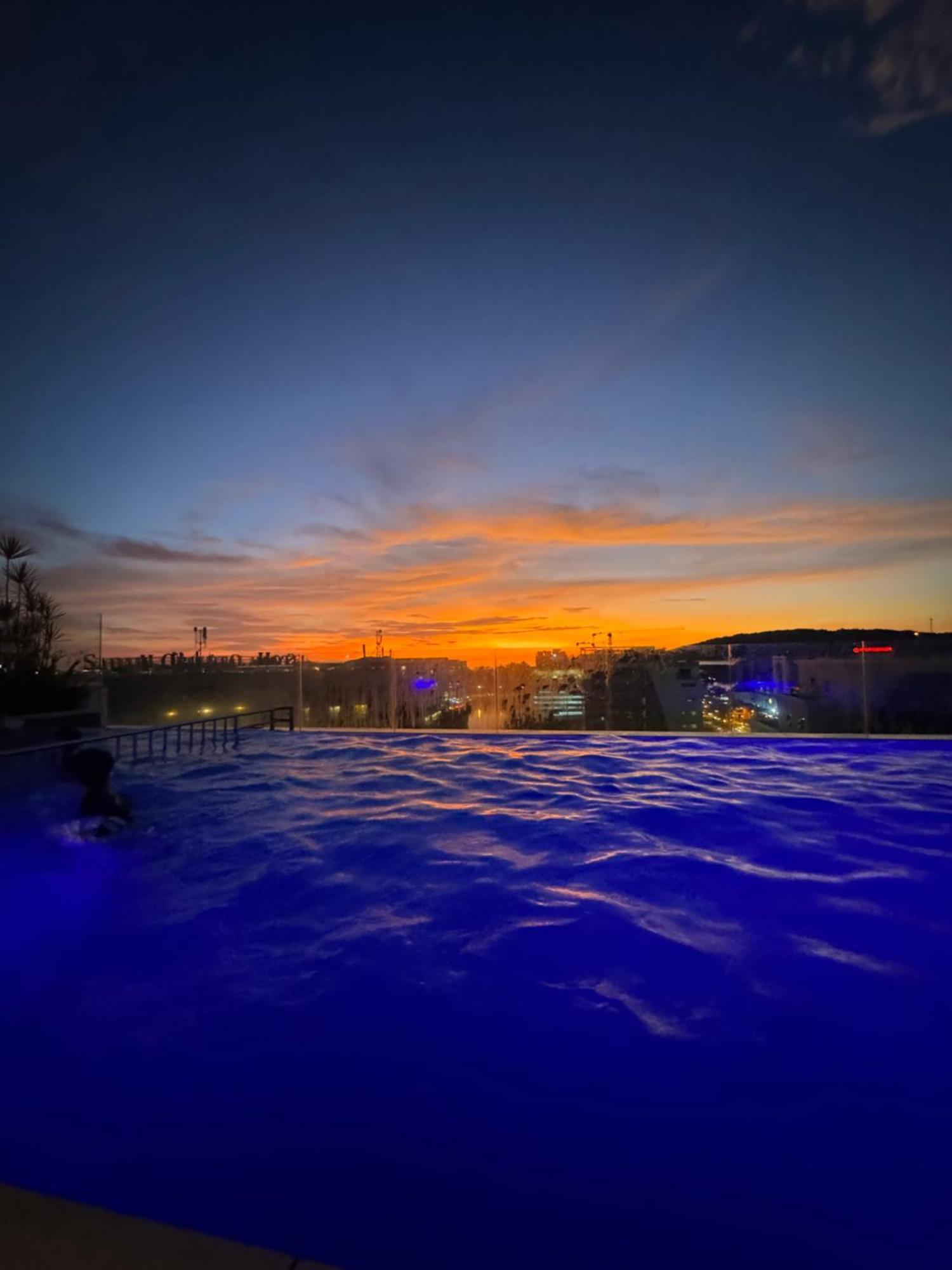 Riverside Opulent Nights At Sky Hotel 亞庇 外观 照片