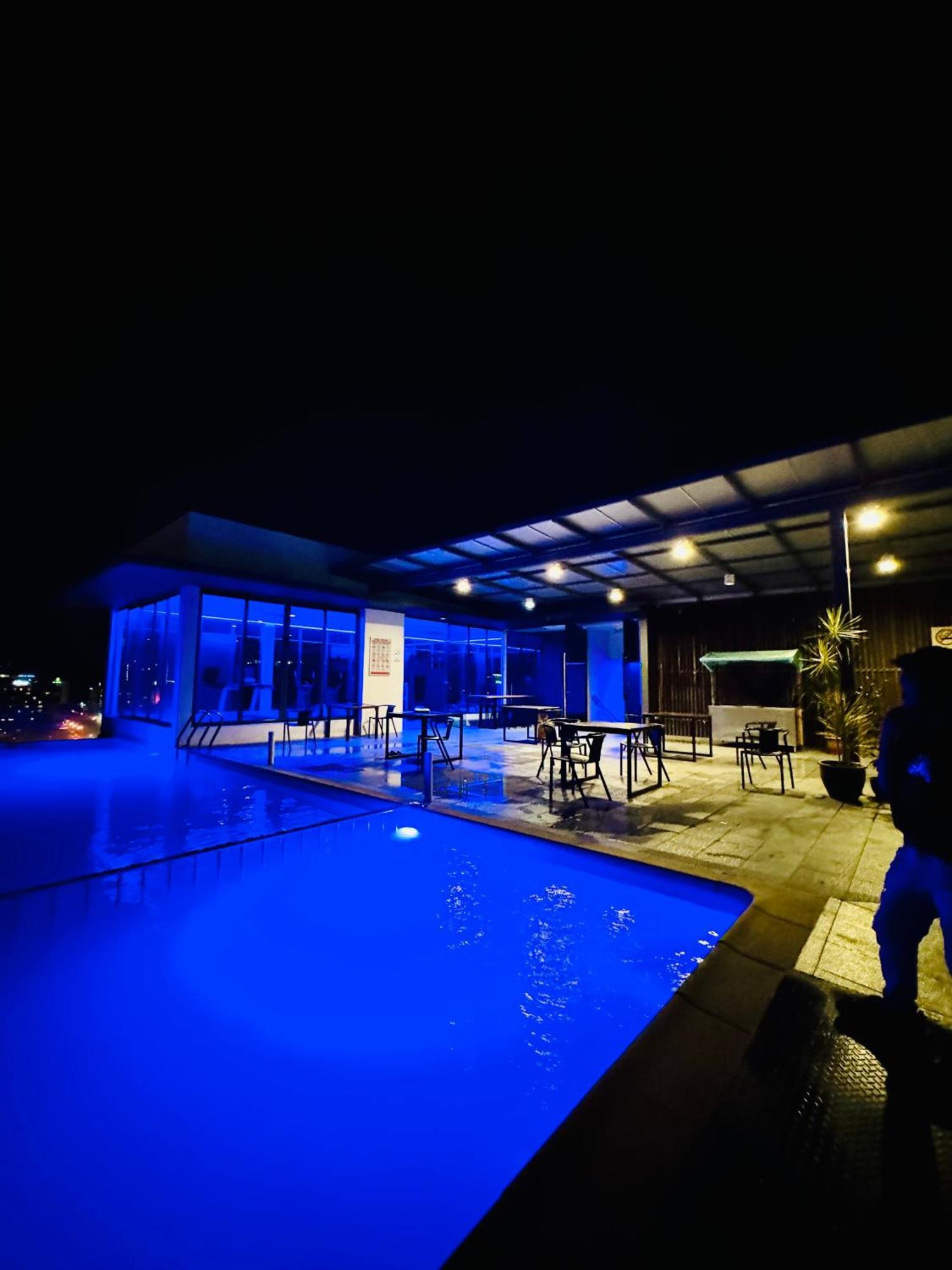 Riverside Opulent Nights At Sky Hotel 亞庇 外观 照片