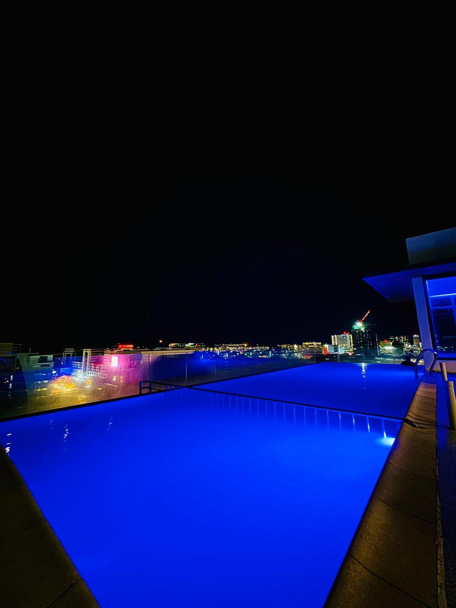 Riverside Opulent Nights At Sky Hotel 亞庇 外观 照片